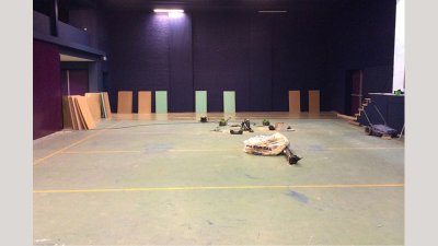 Egaliseren oneffen draagvloer sporthal